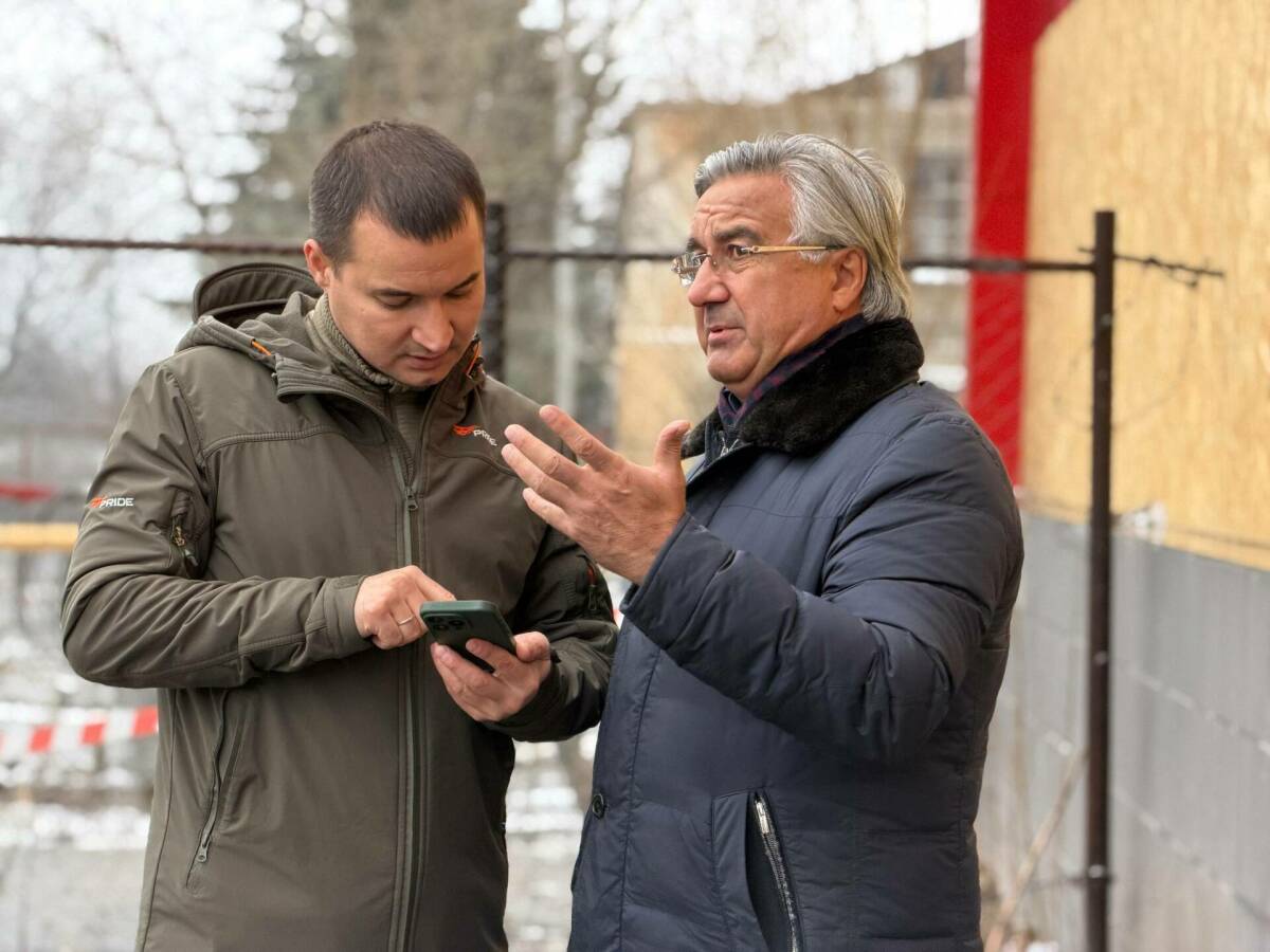 Делегация Всемирного конгресса татар во главе с вице-премьером РТ Василем Шайхразиевым посетила подшефный республике город Лисичанск в ЛНР. Руководитель делегации передал в гуманитарный центр города более 1,5 тонны помощи: детское питание, подгузники, средства личной гигиены для детей и взрослых.