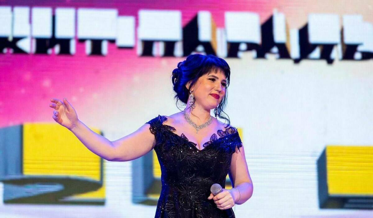 «Если для зрителей она была звездой эстрады, то для нас – звездой нашей семьи. Но осознанно я никогда не старалась ее копировать. Мне приходится слышать такие упреки, но это не так», – говорит певица, племянница Хании Фархи Миляуша Гилемханова. «Интертат» поговорил с ней о ее семье, творчестве и дорогих моментах, связанных с легендарной артисткой.