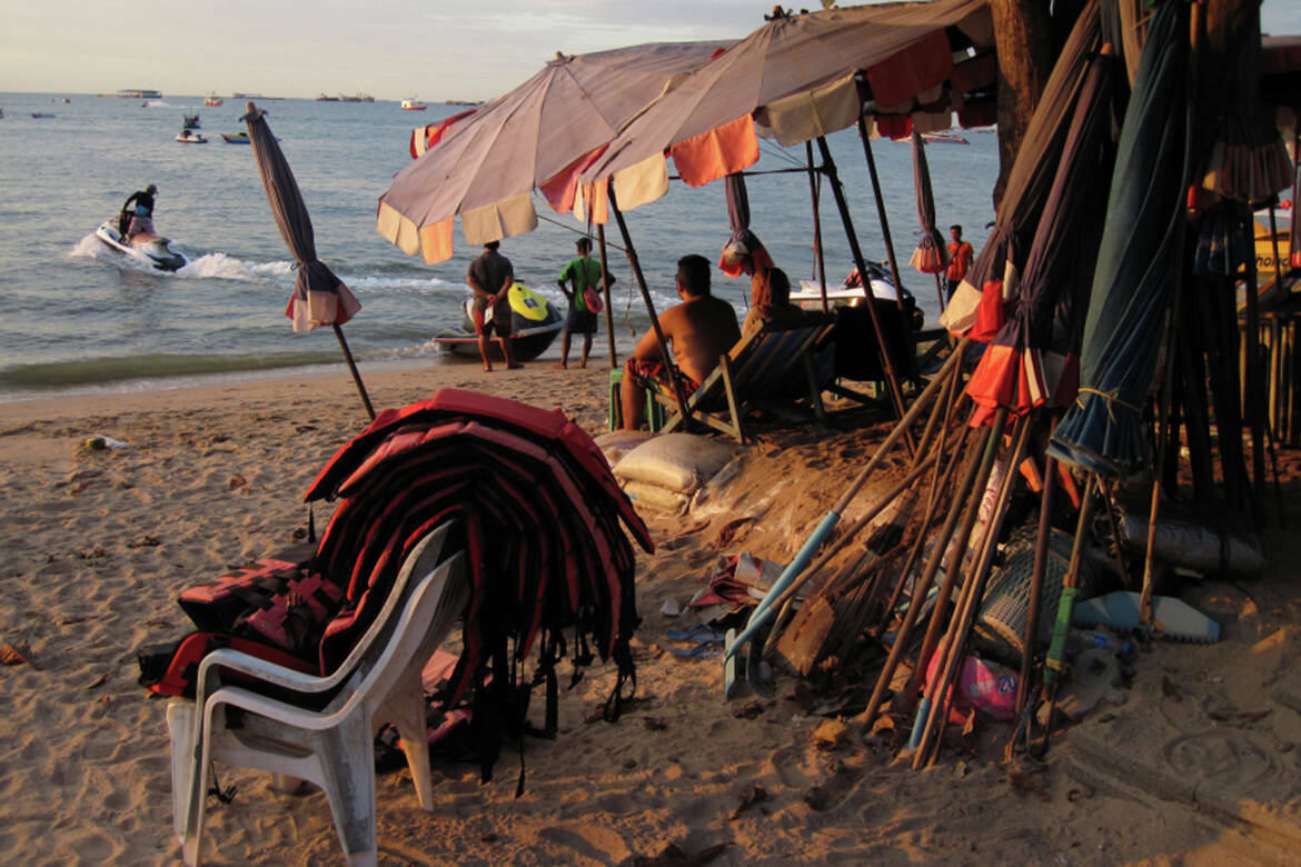 В новогодние праздники ряд наших соотечественников предпочитают отдыхать в теплых странах. Большой популярностью среди российских туристов пользуются Таиланд и Камбоджа, но, увы, их территориальный спор снова перешел в горячую фазу. Что происходит между двумя странами ЮВА и стоит ли сейчас туда лететь – в материале обозревателя Альберта Бикбова.