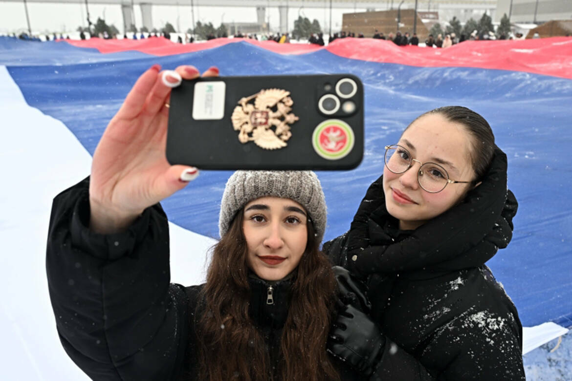 Сегодня страна отмечает знаковый государственный праздник – День Конституции РФ. Этот важнейший для российской государственности закон был принят 12 декабря 1993 года, обеспечив на десятилетия надежный фундамент для развития страны. Как он был создан и почему этот праздник так дорог всем нам – в материале обозревателя Альберта Бикбова.