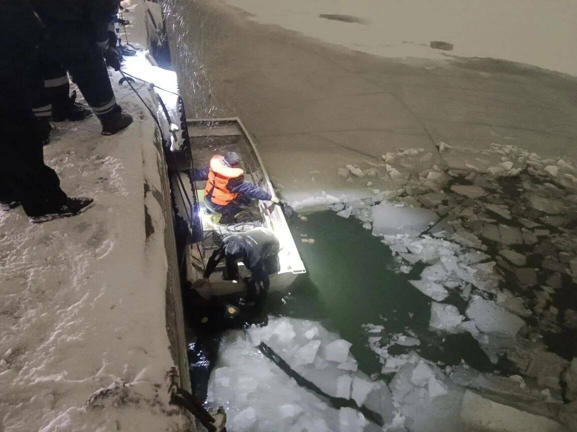 В МЧС рассказали подробности гибели пассажира иномарки, съехавшей в Казанку