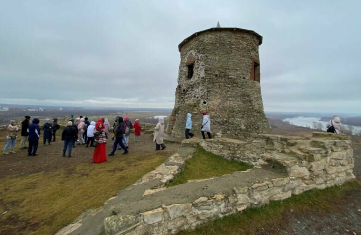 В очередной исторической поездке по Татарстану лекторий «Миллиард.Татар» вместе с друзьями из «ПутеШествий с историей» побывал в Елабуге, где познакомился со средневековой и купеческой историей города, посетив местные музеи и старый татарский некрополь.