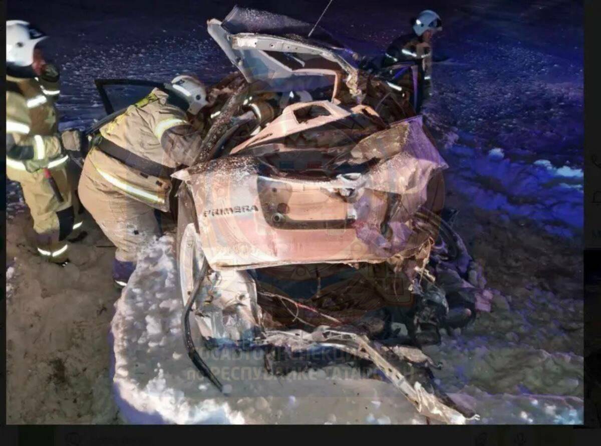 Пассажир иномарки погиб после столкновения с «КамАЗом» на трассе в РТ