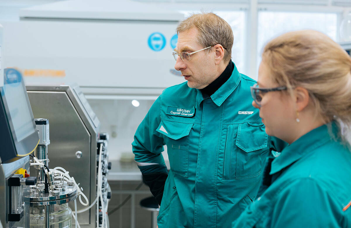 Уникальная группа из пяти микробиологов в Нижнекамске обеспечивает биологическую очистку стоков для всего СИБУРа. Они выращивают особые сообщества бактерий, способные перерабатывать даже самые агрессивные промышленные воды. Как устроена их работа — в материале «Татар-информа».