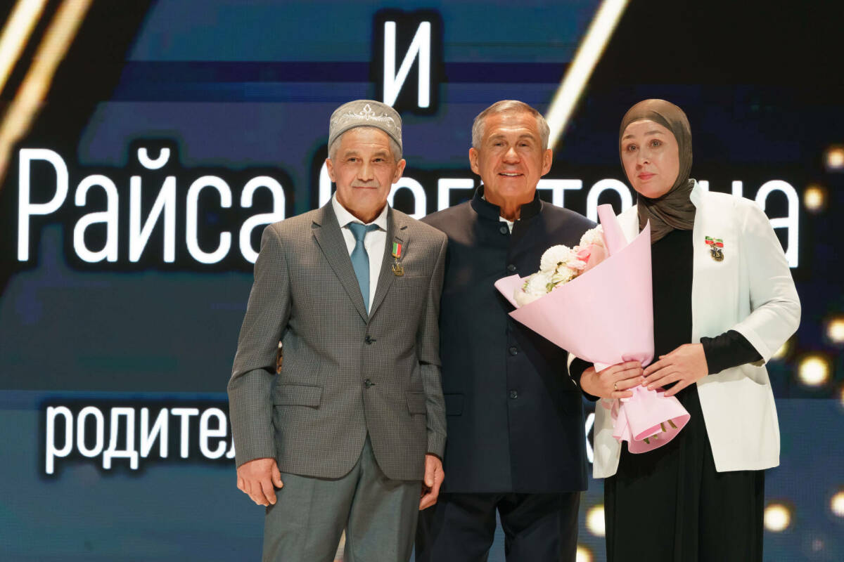 Минниханов наградил отличившихся жителей Высокогорского района РТ