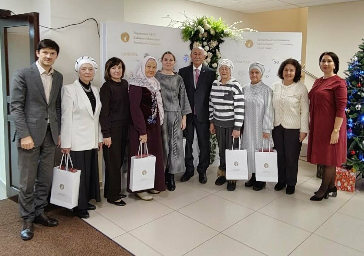 В Управлении ЗАГСа РТ накануне профессионального праздника прошла встреча с ветеранами