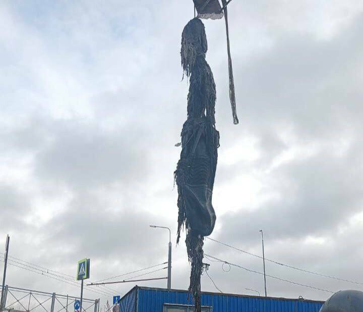 В Казани из канализации извлекли гигантский комок мусора из влажных салфеток и тряпок