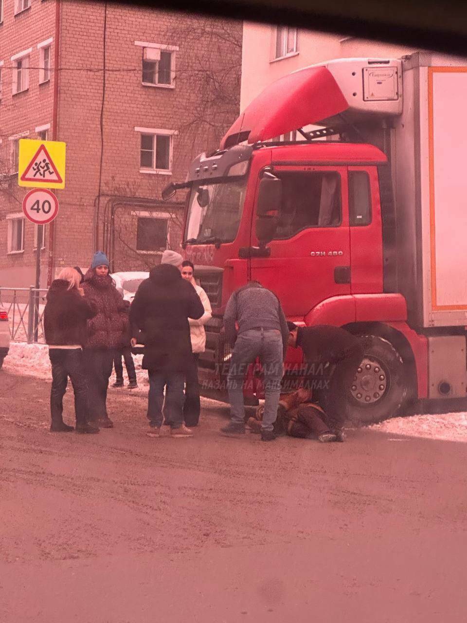 В Казани пожилая женщина, которую сбил грузовик на зебре, попала в больницу