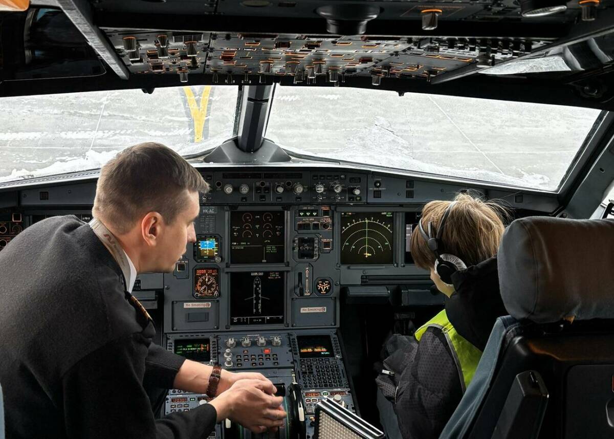 Детдомовцы посетили аэропорт Казани и смогли почувствовать себя пилотами