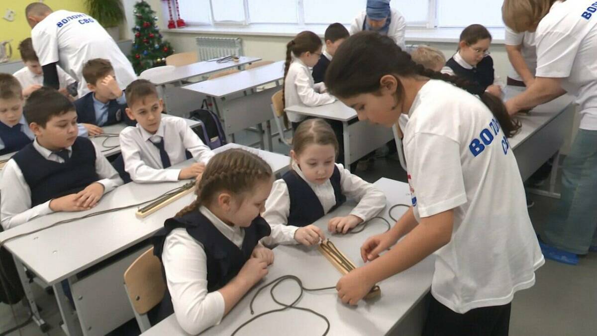 «Поддержка бойцам»: школьница из Нижнекамска учит плести браслеты выживания для СВО