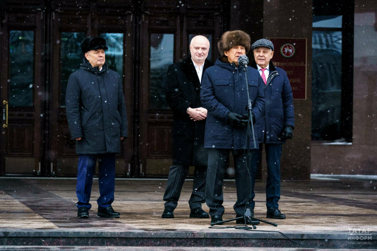 Минниханов вручил ключи от 100 автомобилей муниципалитетам Татарстана