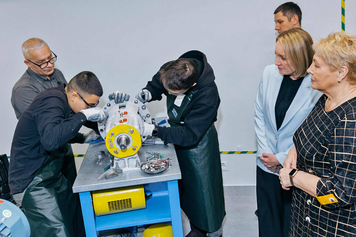 В «СИБУРИНТЕХ-НК» состоялось очередное заседание Общественного совета «Нижнекамскнефтехима». В этот раз в заседании также приняли участие члены Общественного совета Нижнекамского района. Основными темами стали шаги по развитию образования и спортивной инфраструктуры, а главным событием – подписание соглашения о сотрудничестве между НКНХ и городом.