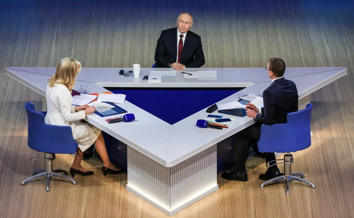 Путин рассказал о поддержке культуры и языков народов России в Год единства