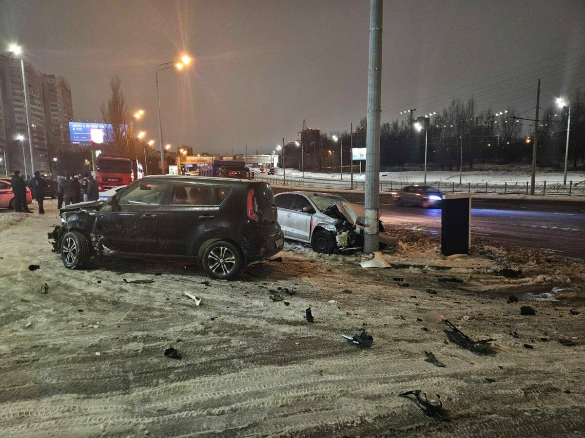В Казани водитель иномарки протаранил рекламный щит и насмерть сбил пешехода
