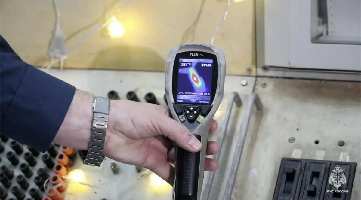 Сотрудники МЧС России провели эксперимент и показали опасность новогодних гирлянд