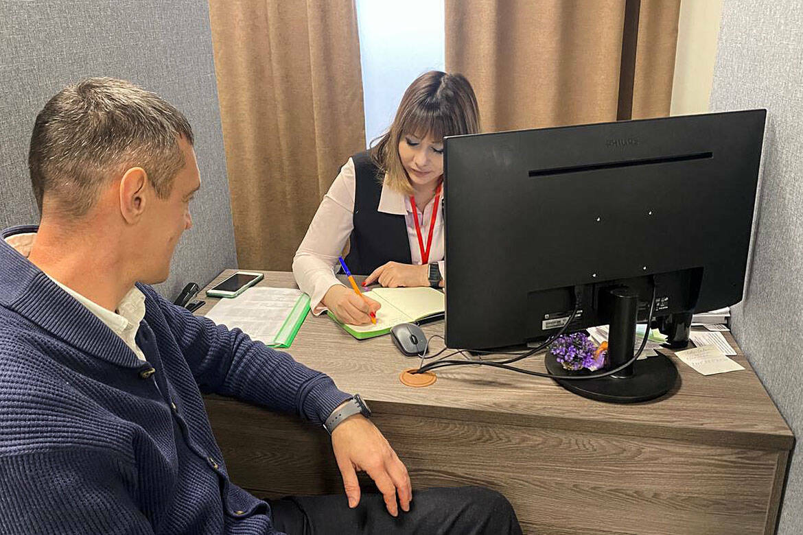 В этом году фонд «Защитники Отечества» начал работу с родными пропавших без вести участников СВО. Социальные координаторы помогают им оформить документы, провести ДНК-экспертизу. В фонде родным пропавшего бойца предоставляют помощь психологов и священнослужителей. О том, как идет эта работа, – в репортаже «Татар-информа».