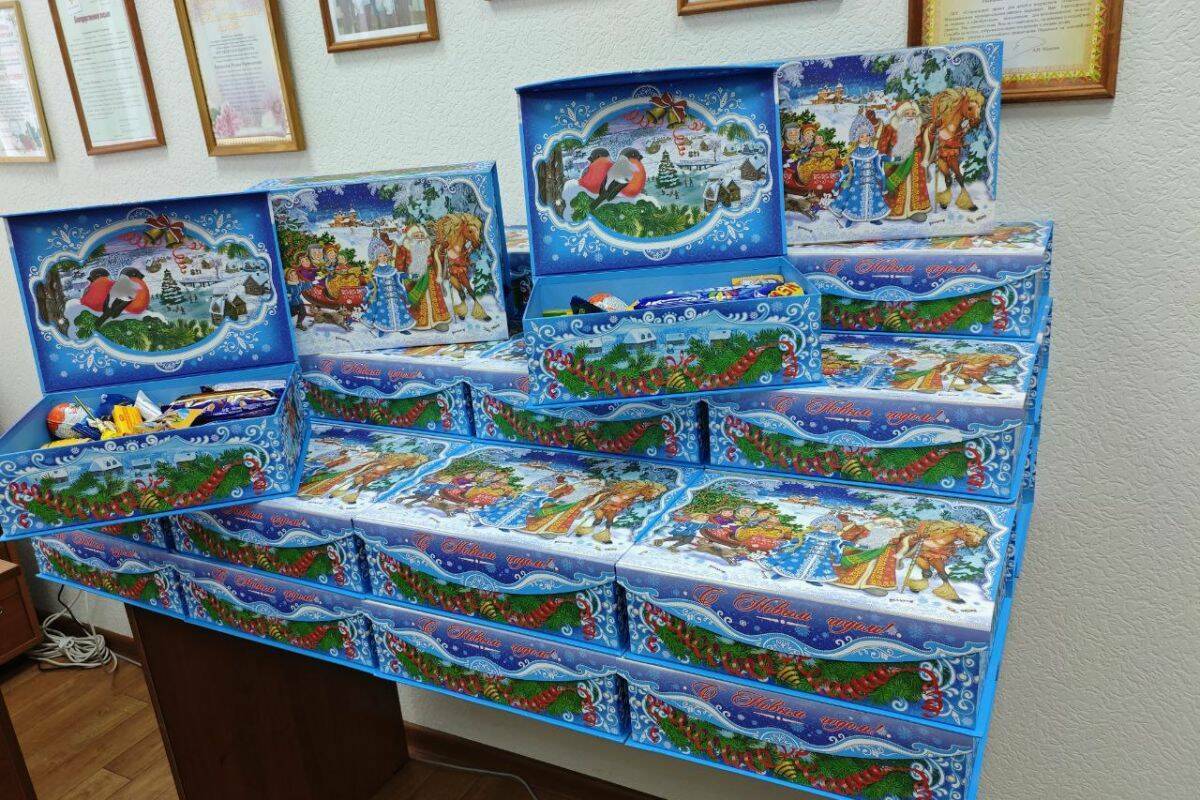 Единороссы РТ передали новогодние подарки для молодых людей – подопечных БФ «Ангелы веры»