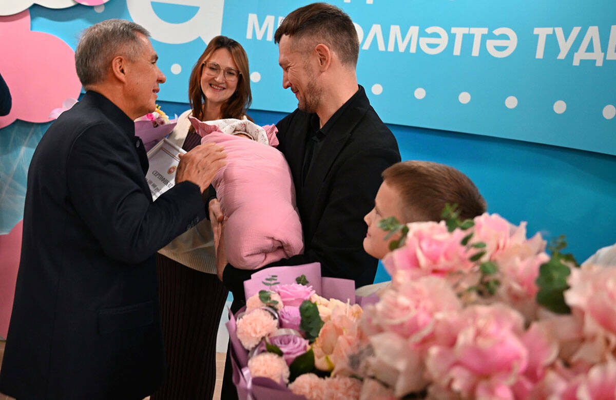 Нефтедобывающий и нефтеперерабатывающий центры Татарстана – Альметьевск и Нижнекамск – посетил сегодня Раис Татарстана. Здесь он осмотрел ряд социальных объектов, а также поучаствовал в церемониях передачи легковых автомобилей многодетным семьям и автобусов Нижнекамску. Подробнее – в материале «Татар-информа».