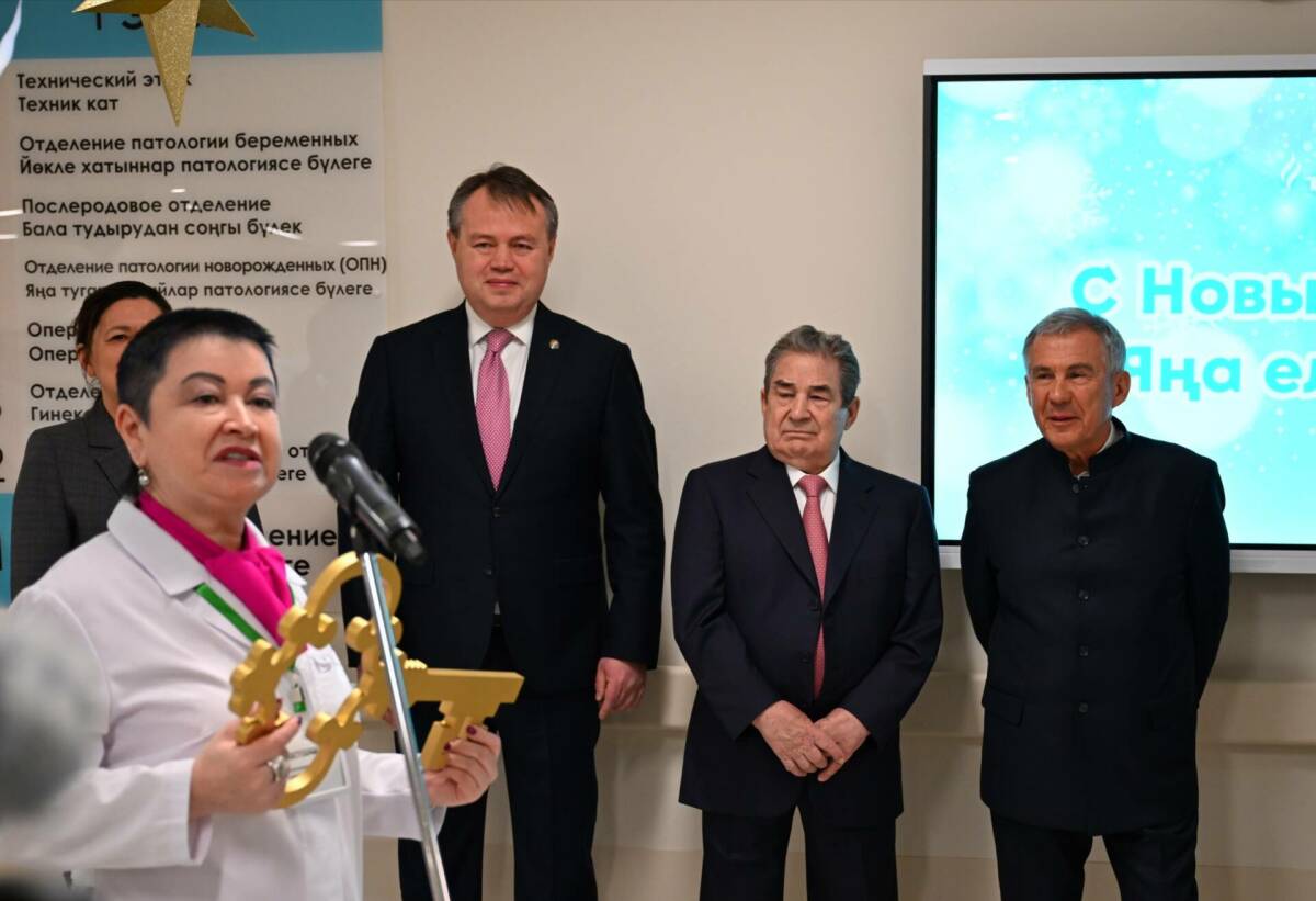 Минниханов в Альметьевске и Нижнекамске: выписка новорожденной, медресе и новые автобусы