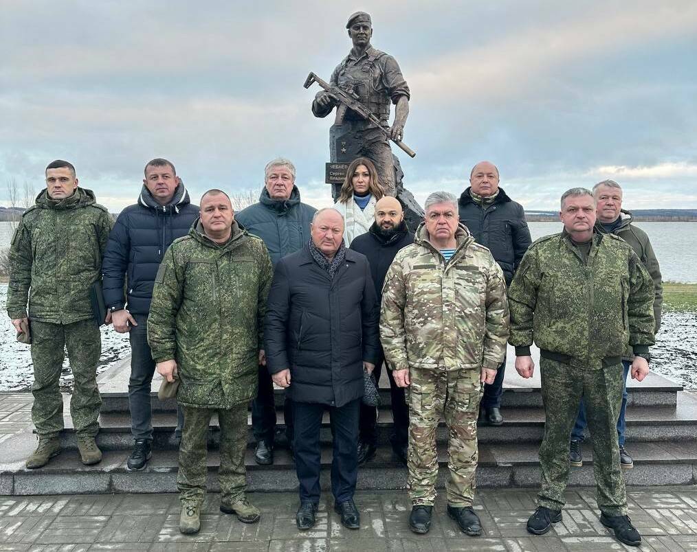 Татарстан делегациясе Россия Герое Сергей Чебнёв һәйкәленә чәчәкләр салды