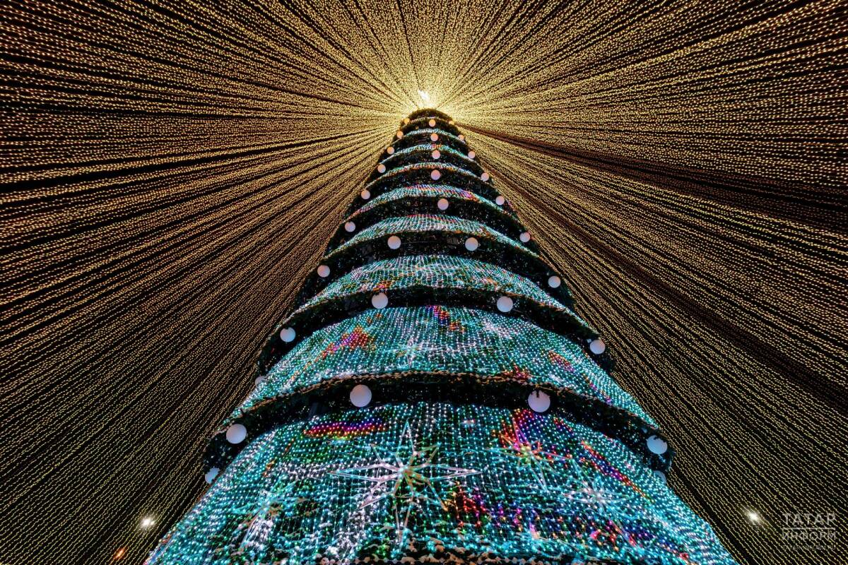 Волшебство началось: в Казани зажгли огни на центральной елке у «Чаши»