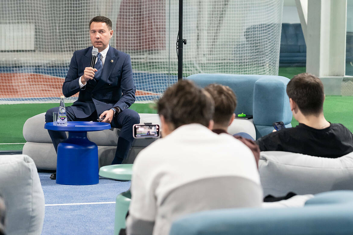 Сегодня состоялась традиционная ежегодная пресс-конференция с участием министра спорта РТ Владимира Леонова. Об итогах чемпионата России по легкой атлетике, строительстве Центра фигурного катания Алины Загитовой и планах на 2026 год – в репортаже «ТИ-Спорта».