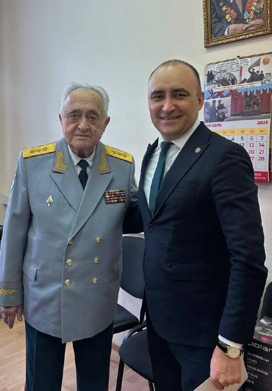 Эмиль Файзуллин поздравил с 94-летием генерал-полковника Расима Акчурина