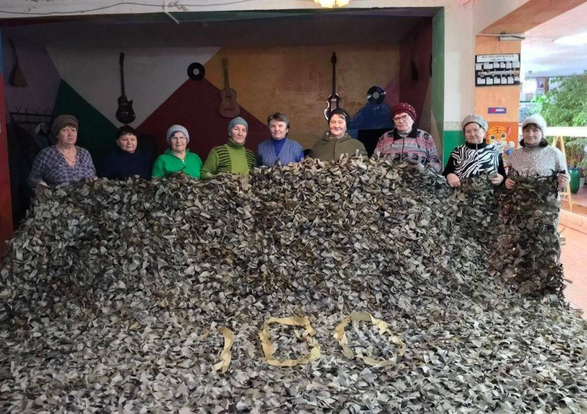 Волонтеры «Паучки» из Альметьевского района сплели 100 маскировочных сетей для бойцов