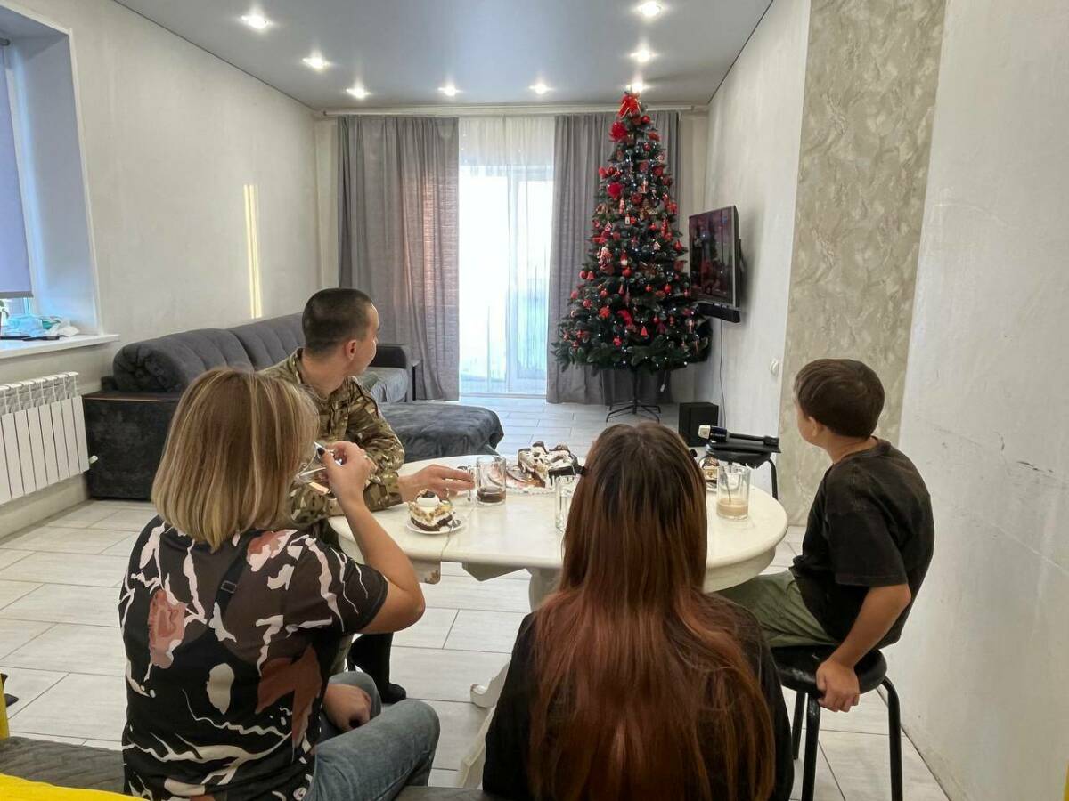 Письма Деду Морозу помогли: боец СВО приехал в отпуск к семье в Челны