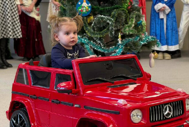 Минниханов исполнил желание трехлетней девочки из ЛНР, мечтавшей об электромобиле