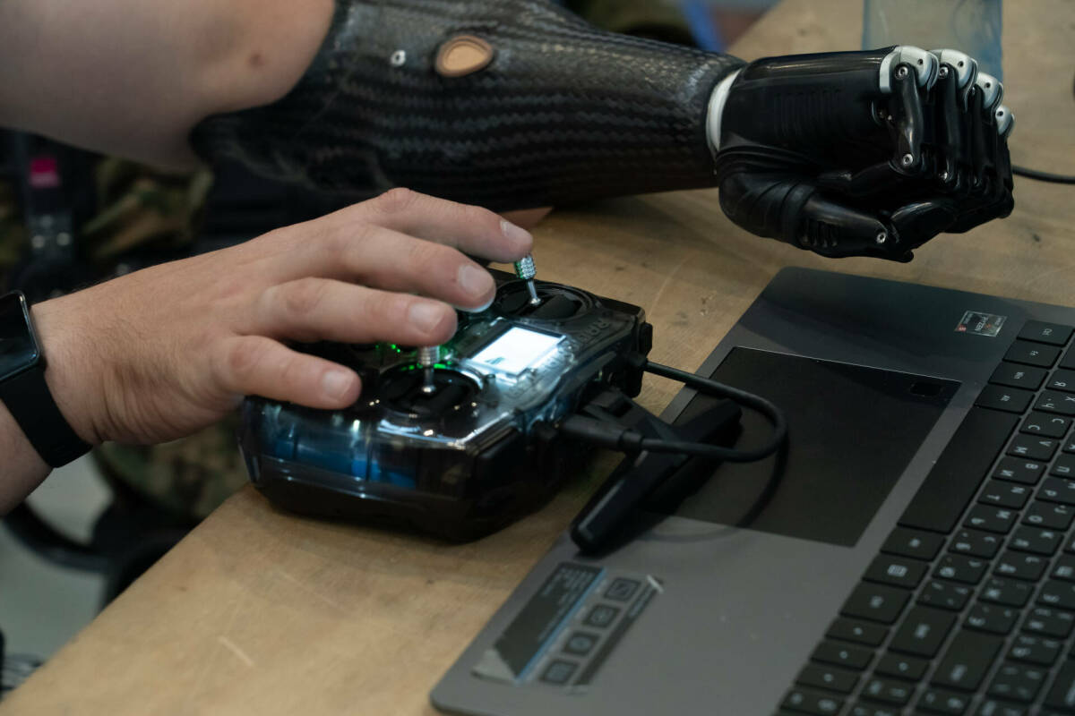 «Умные» протезы и команды дому голосом: как в РТ помогают ветеранам с инвалидностью