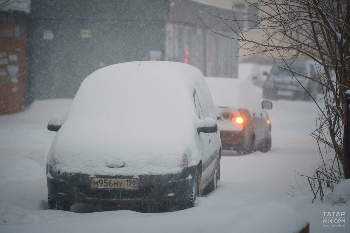 Эксперт предупредил водителей о штрафах за грязные номера и снег на фарах