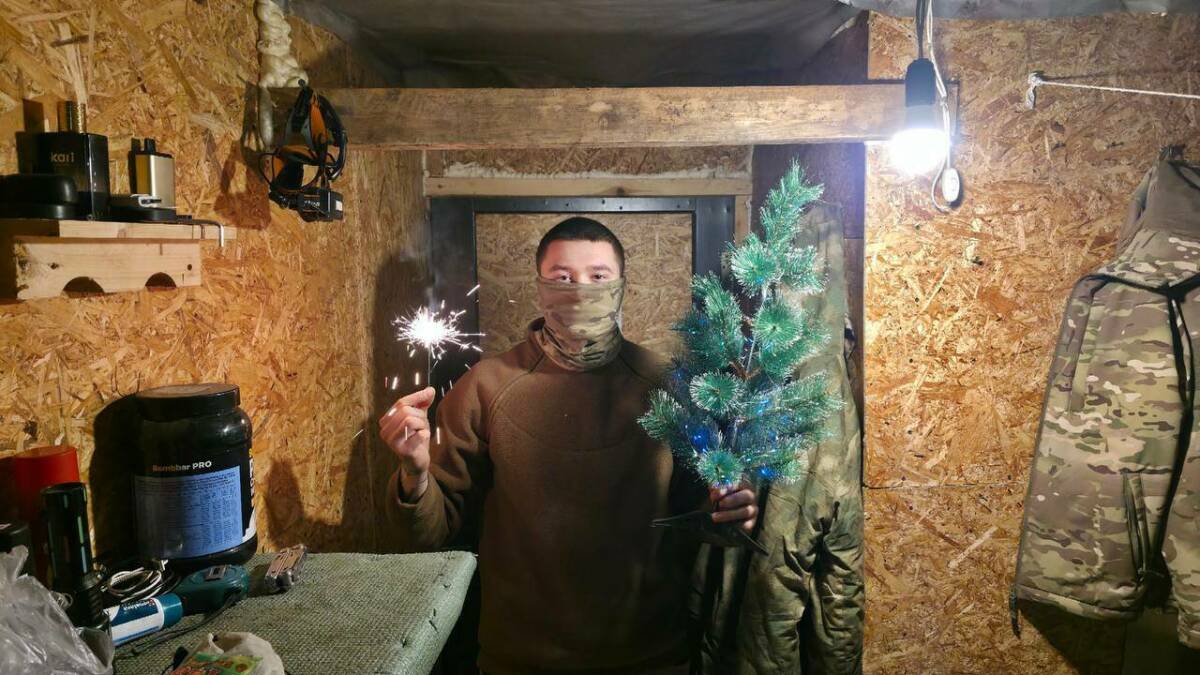 Как празднуют Новый год в окопах? С таким вопросом часто обращаются к участникам специальной военной операции. А они отвечают, что об этом нечего и говорить, «работаем», как позволяет обстановка. Иногда готовят оливье, едят мандарины и поздравляют близких по видеосвязи.