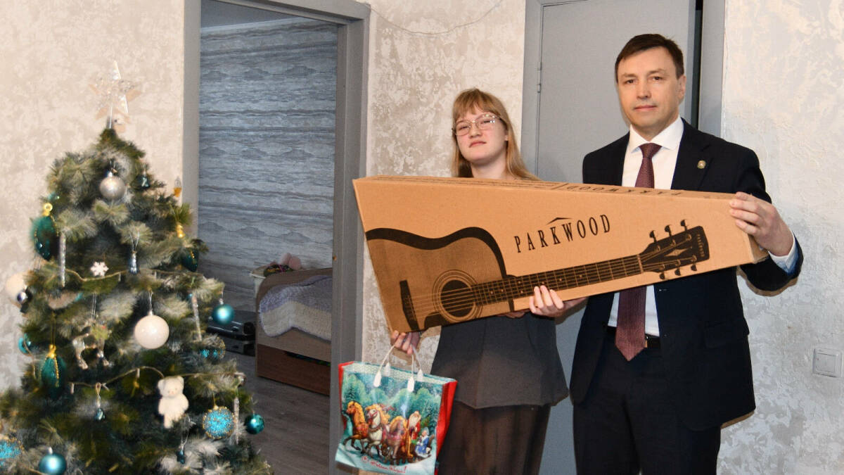 Глава Минземимущества РТ исполнил мечту школьницы о гитаре в рамках «Елки желаний»