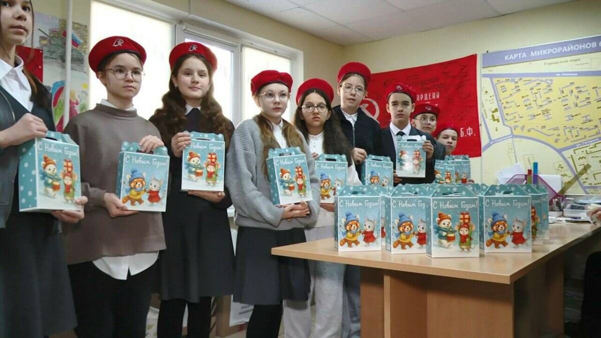 «Чтобы у них было настроение»: школьники Нижнекамска приготовили подарки для бойцов СВО