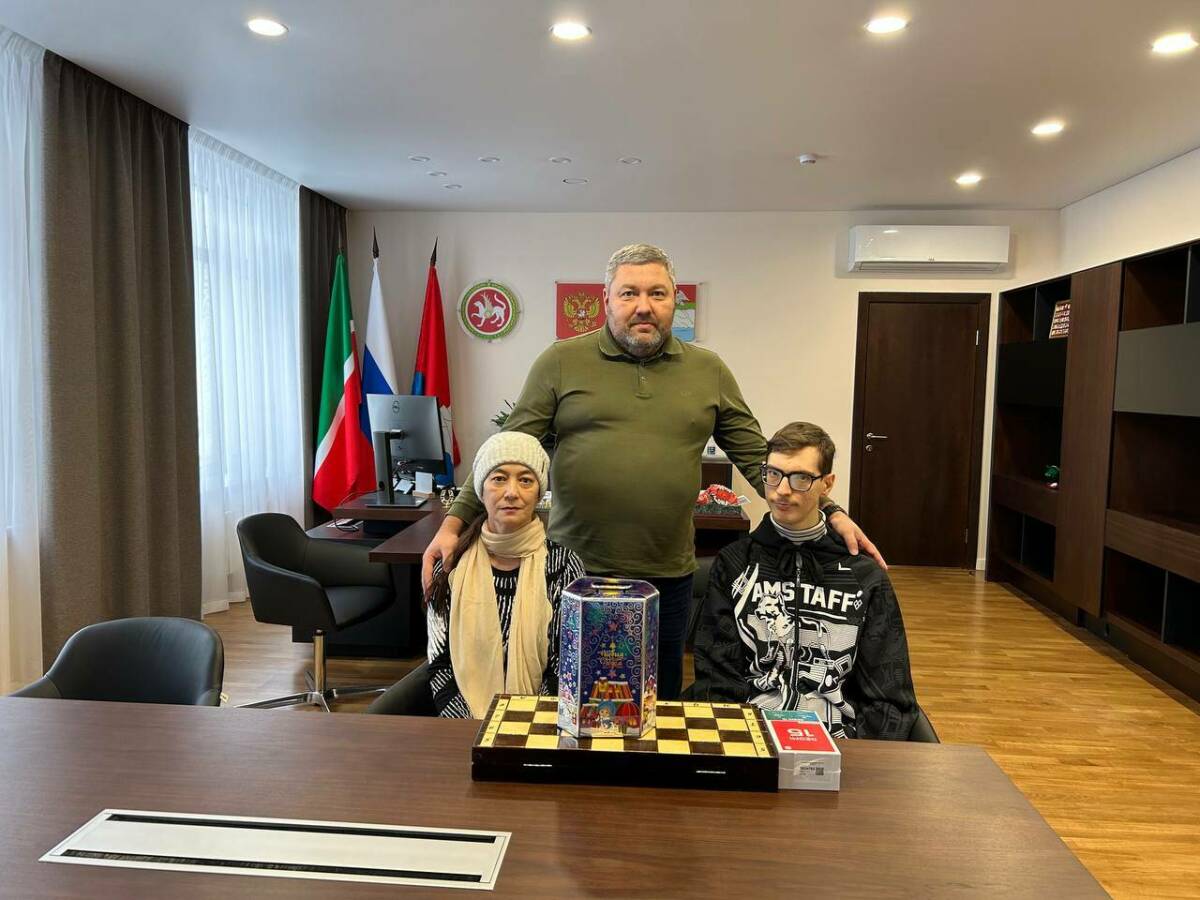 Глава Верхнеуслонского района вручил юному чемпиону по шахматам новогодние подарки