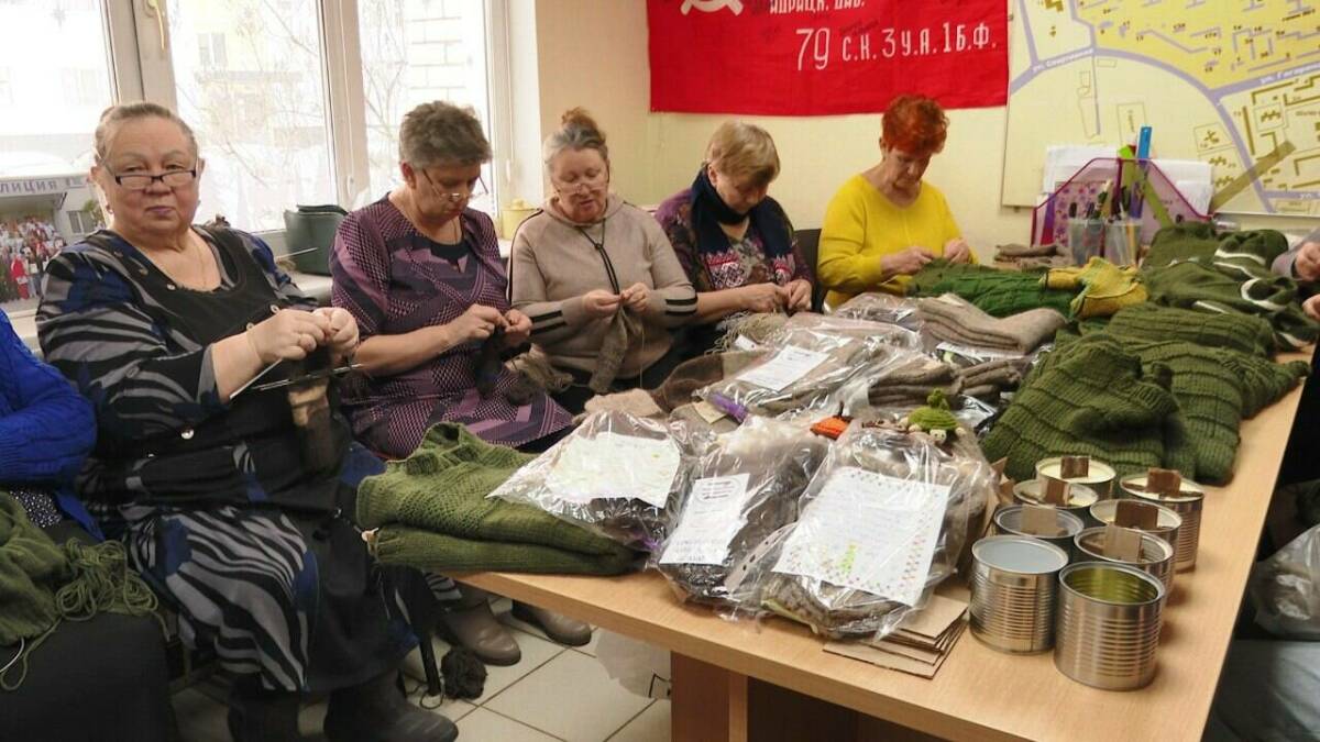 «Я вяжу с первого дня СВО»: как в Нижнекамске уже четвертый год согревают фронт