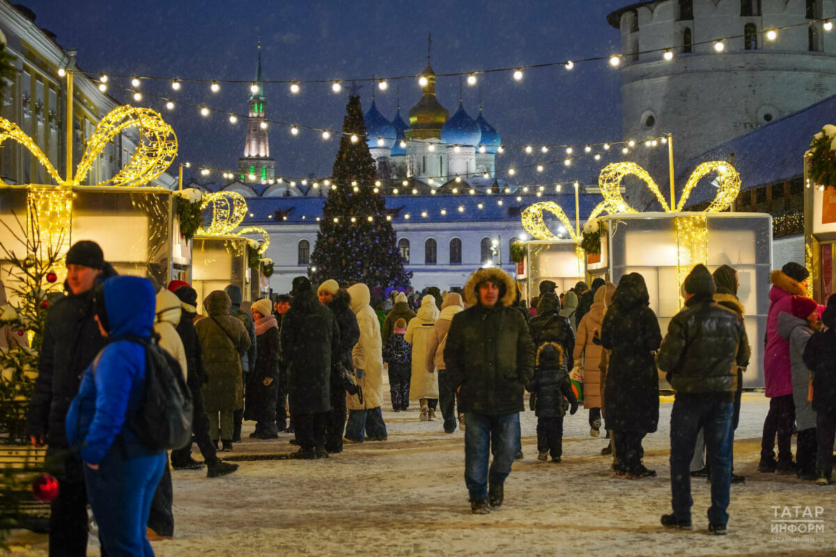 В Казанском Кремле зажгли новогоднюю елку вместе с героями сказки о Снежной королеве
