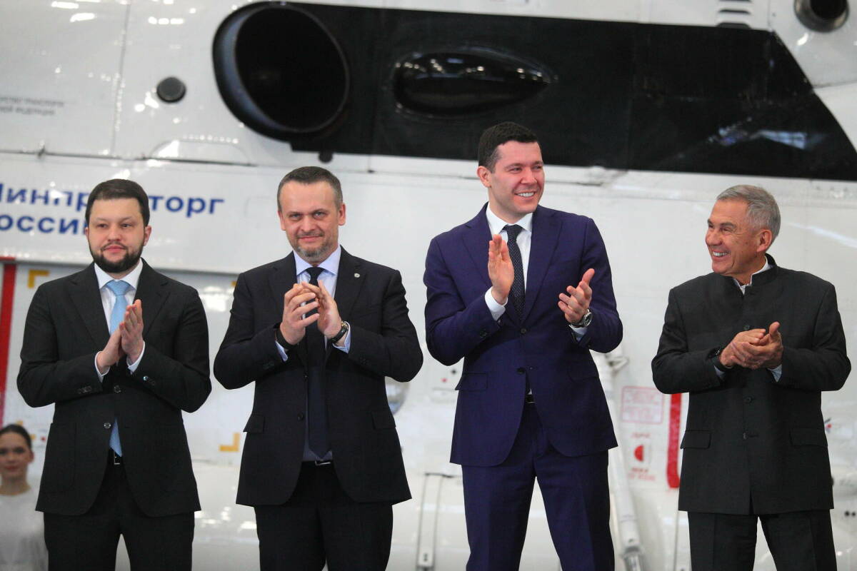 Минниханов, Алиханов и Никитин передали 4 вертолета КВЗ регионам России