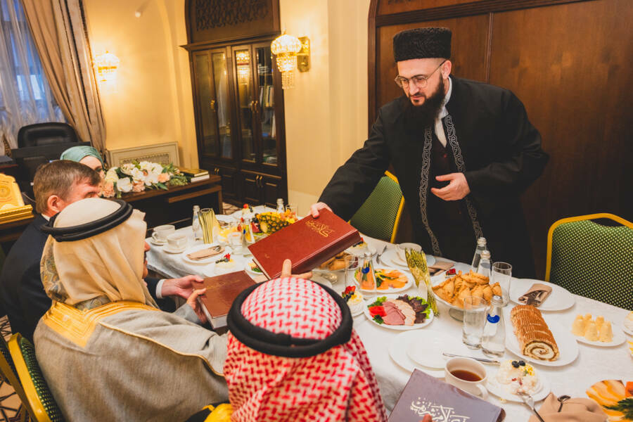 Муфтий Татарстана подарил делегации AAOIFI репринтное издание Корана «Казан басмасы»