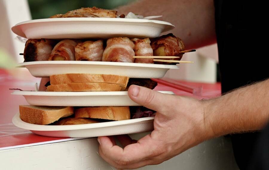 Как хранить продукты так, чтобы не питаться микропластиком? Почему больше половины татарстанцев имеют лишний вес? Что на самом деле нужно есть на завтрак, обед и ужин? Ответы – в интервью «Татар-информа» с доктором медицинских наук, профессором кафедры общей гигиены Казанской государственной медицинской академии Оксаной Фроловой.