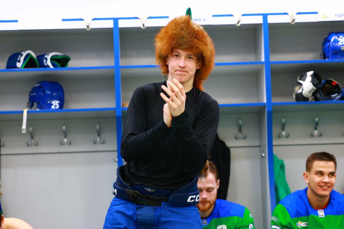 Восемнадцатилетний форвард «Салавата Юлаева» Александр Жаровский после экватора чемпионата не просто повторил, а превзошел прошлогодний успех Ивана Демидова. Уже сейчас можно смело прочить ему Приз лучшего новичка и хорошие перспективы в НХЛ. Почему Жаровский смог совершить скачок и причем тут Козлов и смена политики СЮ – в материале «ТИ-Спорта».