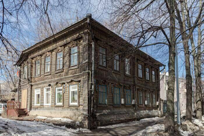 В Казани сгорел исторический деревянный дом на улице Хади Атласи