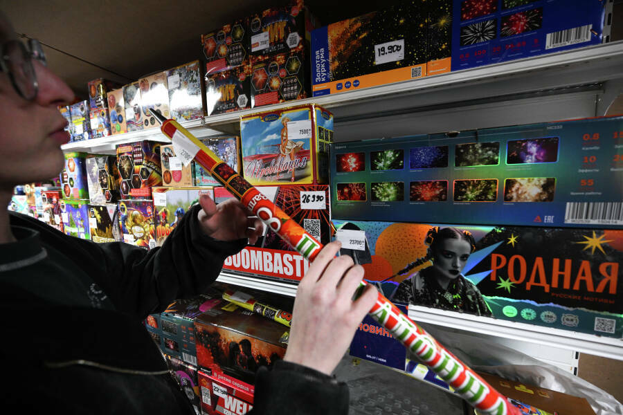 Ежегодно в Татарстане в новогодние праздники дети и взрослые получают травмы, запуская петарды и фейерверки. Можно получить травму глаз, повредить руки или остаться без крыши над головой из-за пожара по причине нарушения техники безопасности при запуске салютов. Подробнее в материале «Татар-информа».