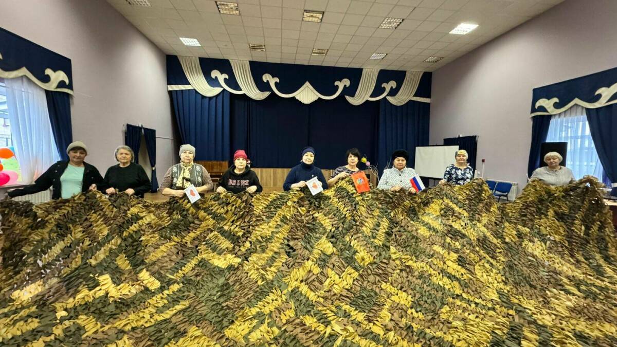 «Молодец, что стала добровольцем!»: жительница Лениногорска плетет масксети для СВО