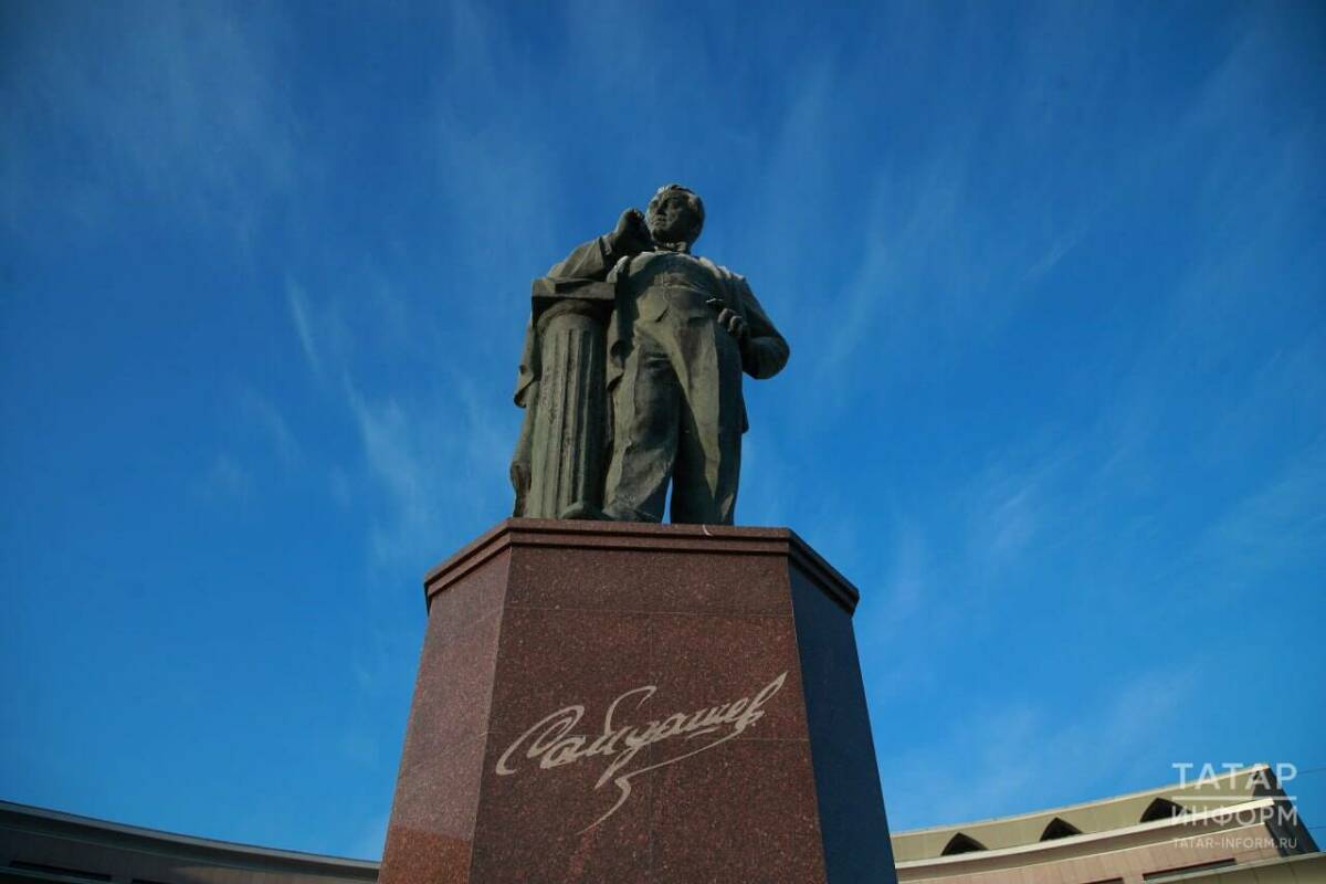 Минниханов поздравил татарстанцев с 125-летием Салиха Сайдашева