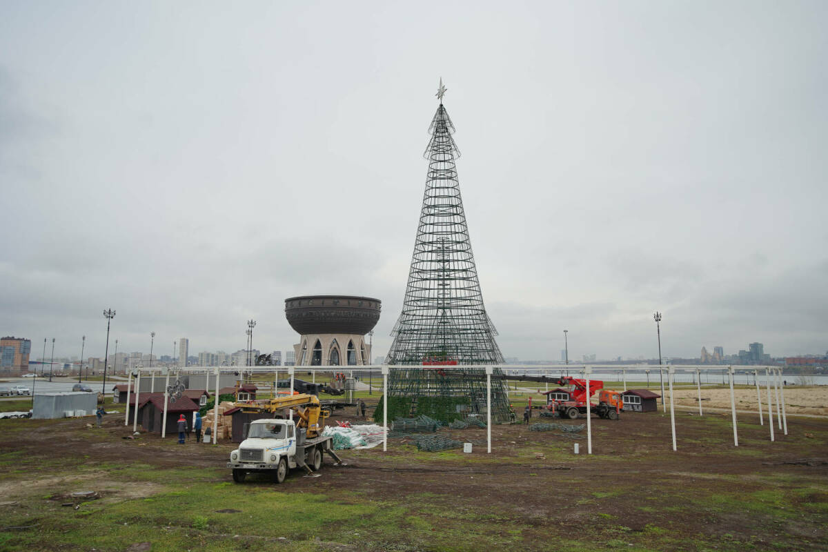 В Казани продолжается монтаж каркаса главной новогодней елки