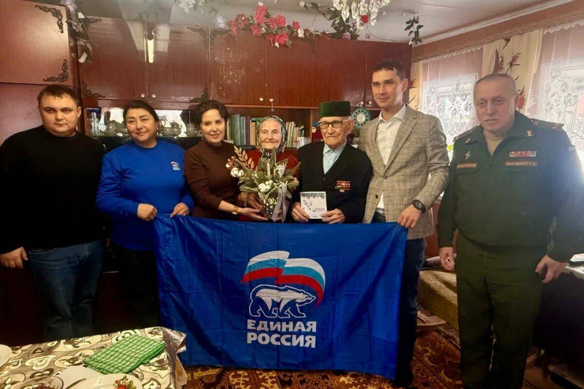 Единороссы поздравили участника Великой Отечественной войны с наступающим Новым годом