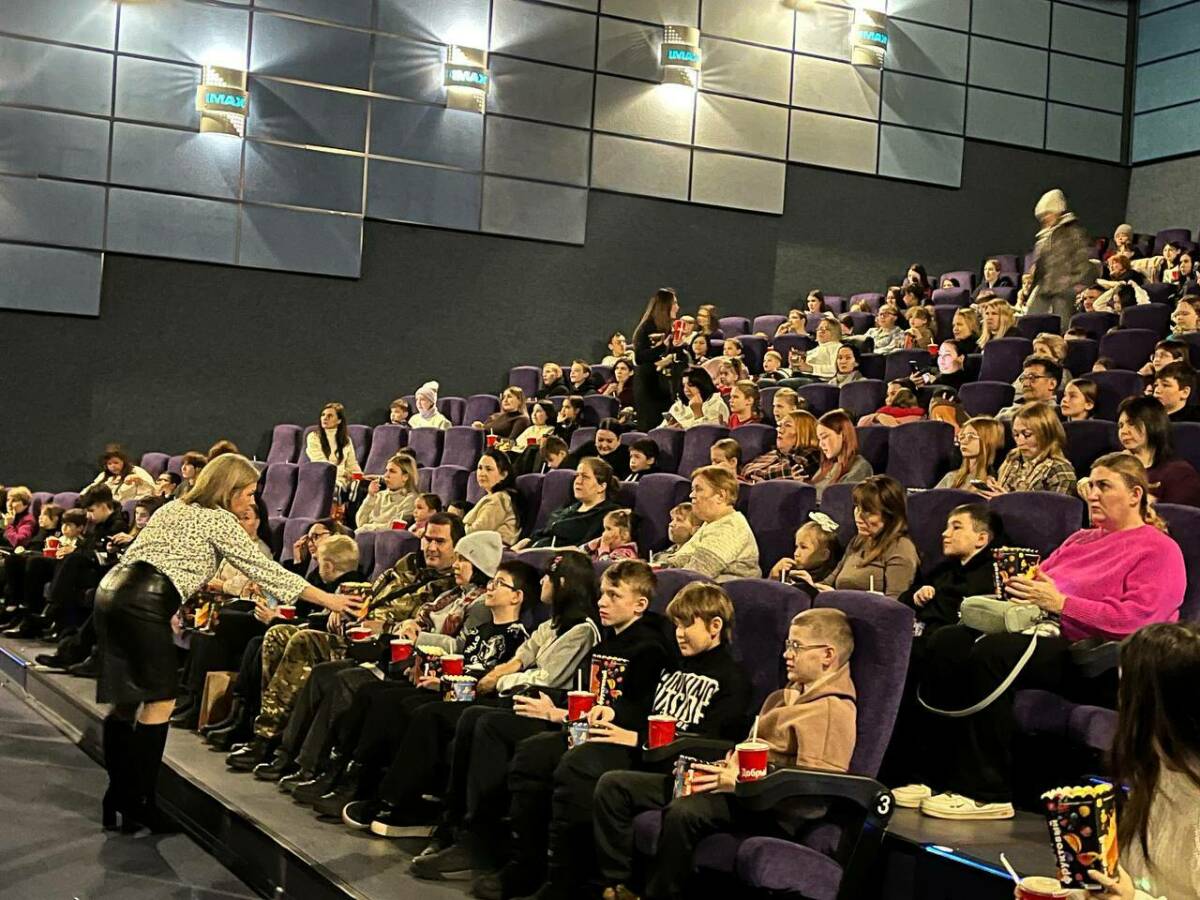 Семьям участников СВО из Челнов и Тукаевского района организовали кинопоказ и угощения