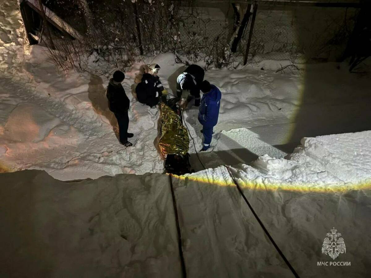 В Казани спасли мужчину, получившего травму во время работы на крыше дома